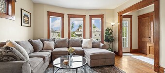 Cozy Upper 3 bed 2 full bath + loft + balcony