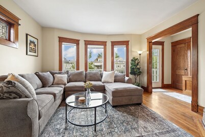 Cozy Upper 3 bed 2 full bath + loft + balcony