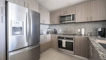 Frigorífico, microondas, horno y placa de cocina