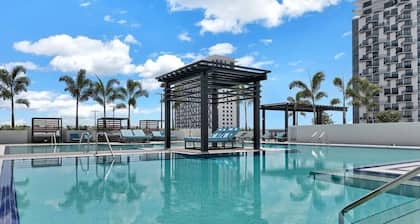 Luxury Condo - 3B/3B with Amazing Skyline View