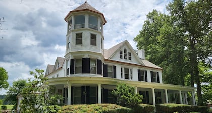 Unique & Comfy Tower Suite in the Manor House!