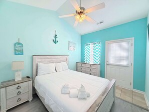 3 bedrooms, iron/ironing board, WiFi, bed sheets - Casa, beautiful house I walk from the beach (Myrtle Beach)