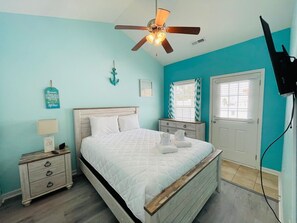 3 bedrooms, iron/ironing board, WiFi, bed sheets - Casa, beautiful house I walk from the beach (Myrtle Beach)