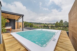 Apartment, 2 Bedrooms (402) | Private spa tub