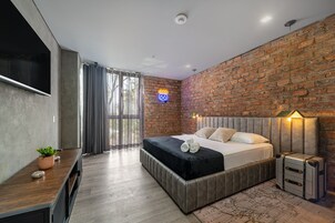 Espacio para trabajar con laptop y cortinas blackout