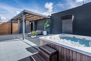 Apartment, 2 Bedrooms (405) | Private spa tub