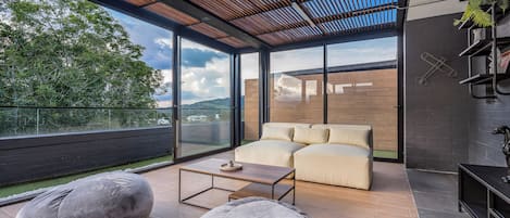 Apartment, 2 Bedrooms (405) | Living room