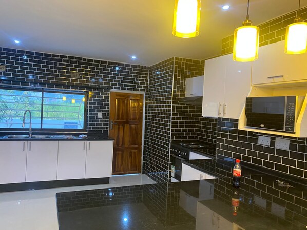 Private kitchen - Fully furnished 3 bedroom family sized apartment --15 minutes from the airport.. (Ndola)