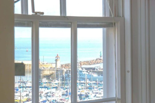 Elizabeth | Seaside charm | Iconic location