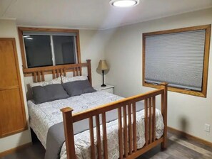 2 habitaciones, escritorio, cuna de viaje y wifi