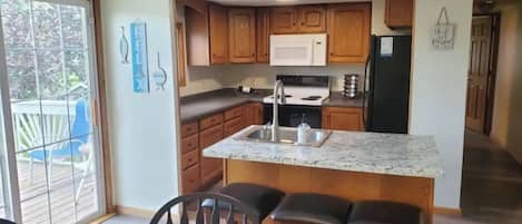 Kühlschrank, Esstisch, Kücheninsel