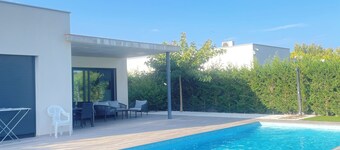 Beautiful modern villa less than 5 minutes walk from the beach!