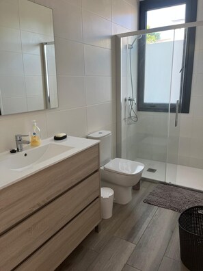 Douche, sĂšche-cheveux, serviettes fournies, savon