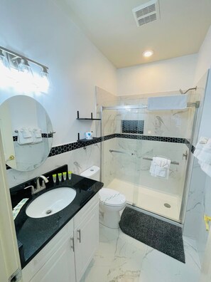 Shower, hair dryer, towels - Spacious 3 bdrm condo at Magnolia Point MB (Myrtle Beach)