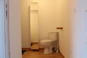 Dutxa, assecador de cabells, tovalloles i sabó 