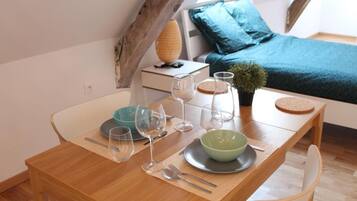 1 makuuhuone, työpöytä, silitysrauta/-lauta, Wi-Fi