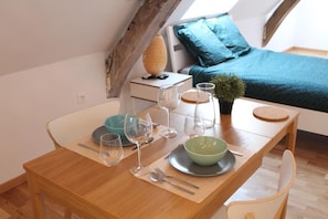 1 slaapkamer, een bureau, een strijkplank/strijkijzer, wifi