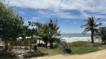 På stranden, solstolar och strandhanddukar