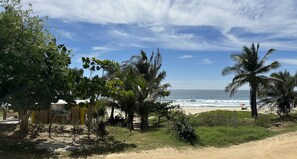 Plage, chaises longues, serviettes de plage