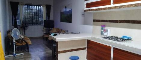 KĂŒhlschrank, Wasserkocher, Toaster, KaffeemĂŒhle