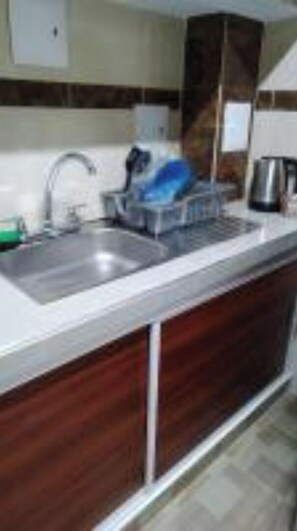 Kühlschrank, Wasserkocher, Toaster, Kaffeemühle