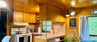 The Spartan is a fun 1950's vintage trailer under oak trees overlooking a 1 acre organic farm!