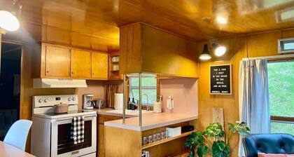 The Spartan is a fun 1950's vintage trailer under oak trees overlooking a 1 acre organic farm!