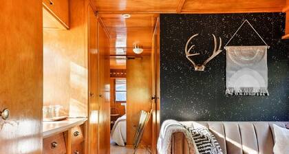 The Spartan is a fun 1950's vintage trailer under oak trees overlooking a 1 acre organic farm!