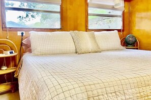 1 bedroom, iron/ironing board, travel crib, free WiFi - The Spartan is a fun 1950's vintage trailer under oak trees overlooking a 1 acre organic farm! (Arroyo Grande)