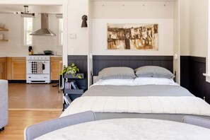 Iron/ironing board, travel cot, free WiFi, bed sheets