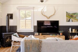 Smart TV, fireplace, offices - The Studio is a recently renovated 1940's studio overlooking a 1 acre organic farm! (Arroyo Grande)