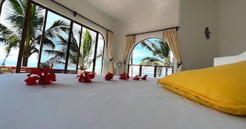 Free minibar items, free WiFi, bed sheets