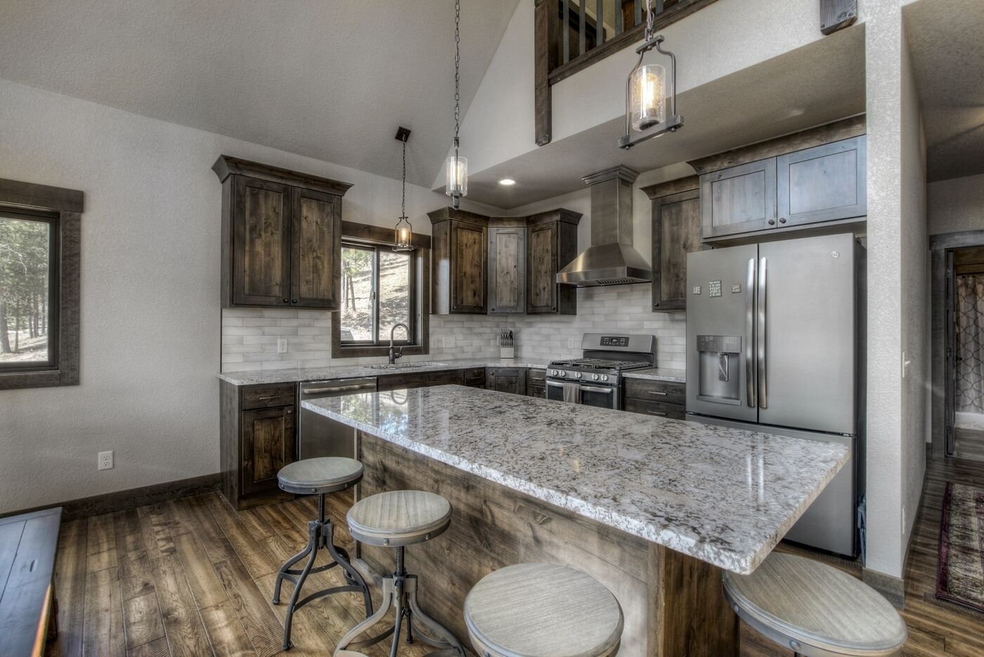 Een koelkast, een microgolfoven, een oven, een vaatwasser