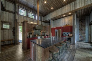 Réfrigérateur, four à micro-ondes, un four, lave-vaisselle