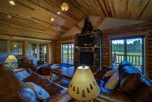 Cabin close to Nemo, private stocked pond and hot tub great for families!