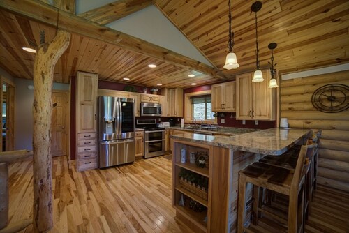 Cabin close to Nemo, private stocked pond and hot tub great for families!