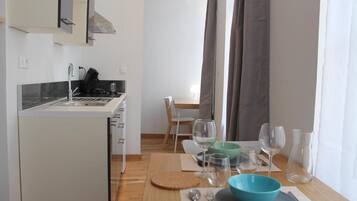 Réfrigérateur, plaque de cuisson, cafetiÚre/bouilloire