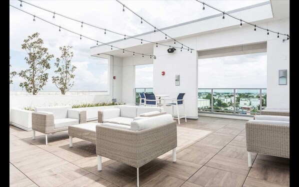 Outdoor dining - Luxe Condo Near Downtown | Rooftop Balcony, Fast Wifi, Gym (Houston)