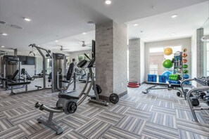 Fitness facility - Luxe Condo Near Downtown | Rooftop Balcony, Fast Wifi, Gym (Houston)