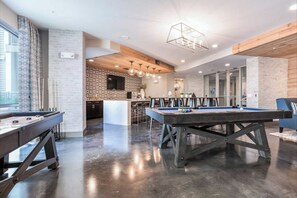 Games room - Luxe Condo Near Downtown | Rooftop Balcony, Fast Wifi, Gym (Houston)