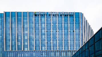 Un edificio moderno con fachada de vidrio y el texto