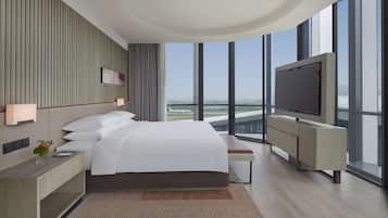 Selimut bulu angsa, minibar, brankas, dan meja kerja