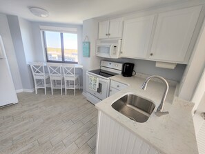 Kjøleskap, mikrobølgeovn, ovn og kokeplater