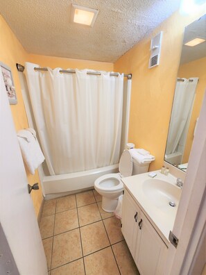 Bathtub, towels - Peaceful Paradise 2BR @ Myrtle Beach Resort (Myrtle Beach)