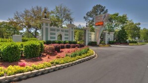 A gated entrance with a sign, surrounded by landscaped gardens and trees. - 9th floor Studio with Incredible Views @ Myrtle Beach Resort (Myrtle Beach)