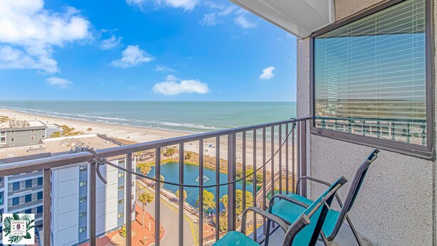 A balcony with a view of the beach and ocean. - 9th floor Studio with Incredible Views @ Myrtle Beach Resort (Myrtle Beach)