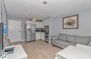 TV - 9th floor Studio with Incredible Views @ Myrtle Beach Resort (Myrtle Beach)