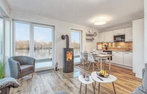 Køleskab, kogeplade, opvaskemaskine, kaffe-/temaskine