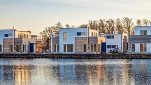 Une rangée d’immeubles modernes à plusieurs étages, avec vue sur le front de mer.
