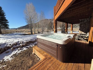 Outdoor spa tub - Majestic lodge in the heart of Nevada's Great Basin (Ely)